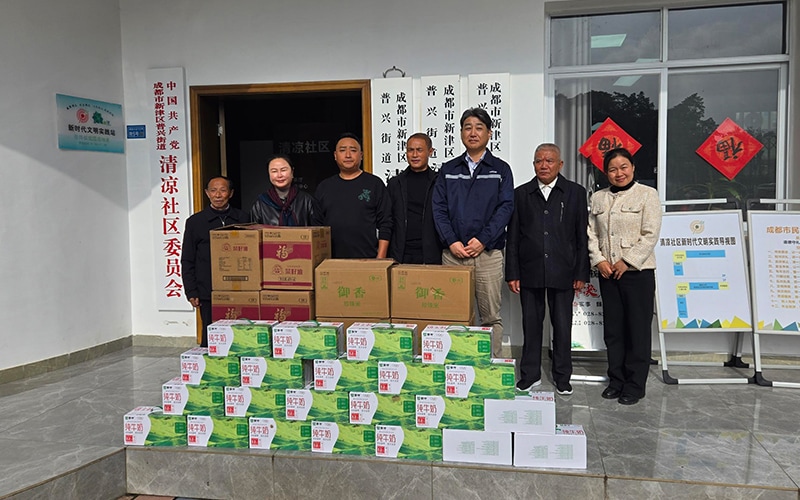 高齢者への生活支援物資の提供（東麗塑料（成都）有限公司）
