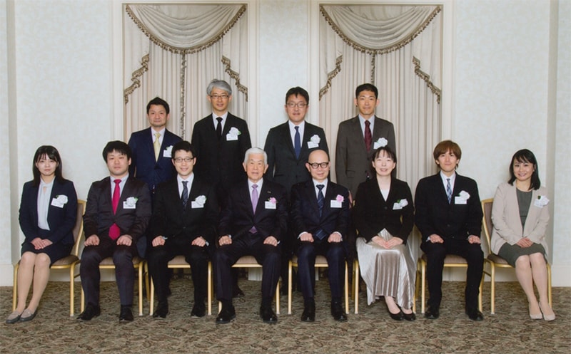 （公財）東レ科学振興会会長の東レ（株）日覺会長、岩井選考委員長（前列左から4人目、5人目）と助成金受領者