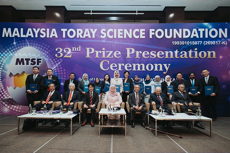受賞者の集合写真（マレーシア東レ科学振興財団）