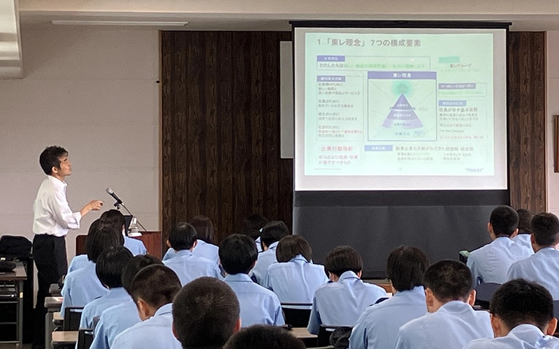 愛媛県警察学校において、新任警察官を対象に、企業の規範遵守や社会貢献の取り組みを紹介しました。（東レ（株）愛媛工場）