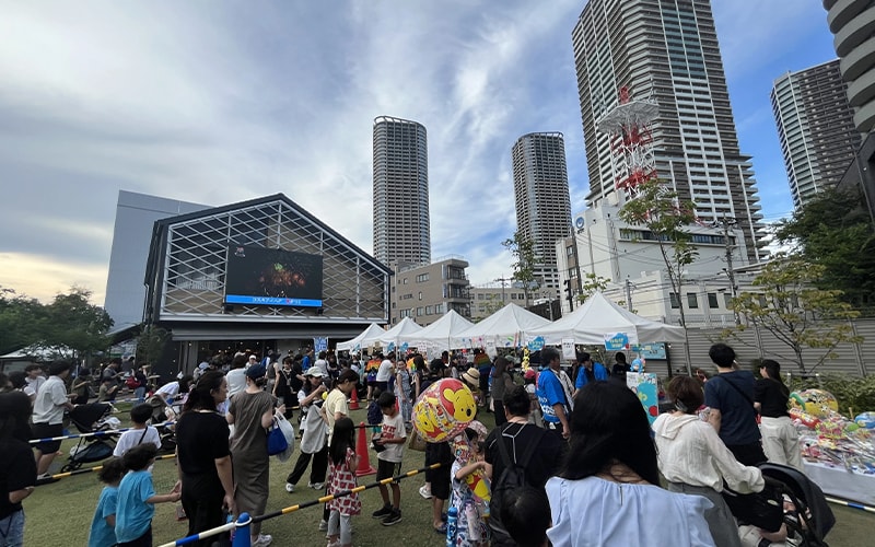 コスギアイハグにおいて地域の方々との交流や親睦を深める機会として夏まつりを開催し、多くの来場者でにぎわいました。（東レ建設（株））