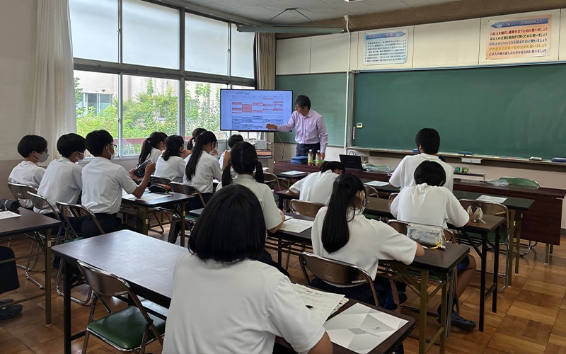 地域の中学校で開催されたキャリア説明会に参加し、生徒に仕事や会社の魅力を伝えました。（東レ・モノフィラメント（株））