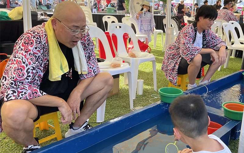 ペナン日本人会の一員として盆踊りの運営に携わり、地域の方々と交流しました。（マレーシア東レグループ）