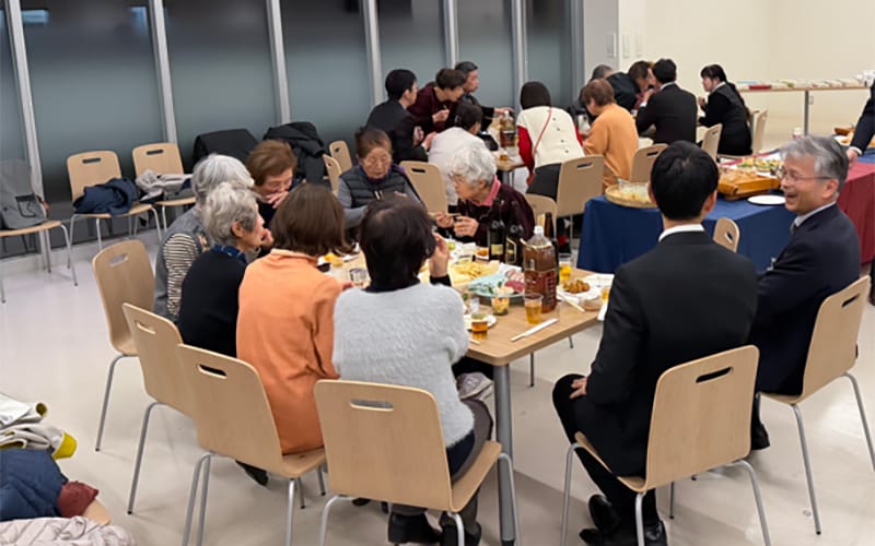 近隣地域役員向けに事業・環境説明会を開催し、地域の方々との交流や意見交換を行いました。（東レ（株）名古屋事業場）