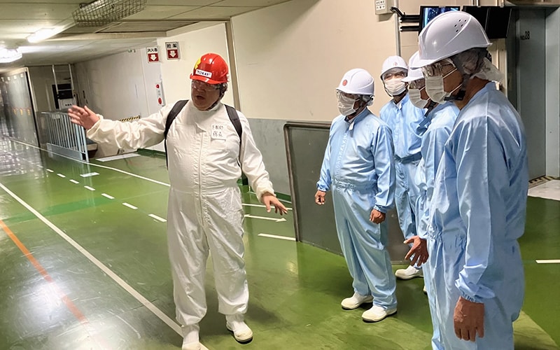地域懇談会を開催し、近隣地域の方々に工場見学や意見交換を通じて当社事業への理解を深めていただきました。（東レ（株）岐阜工場）