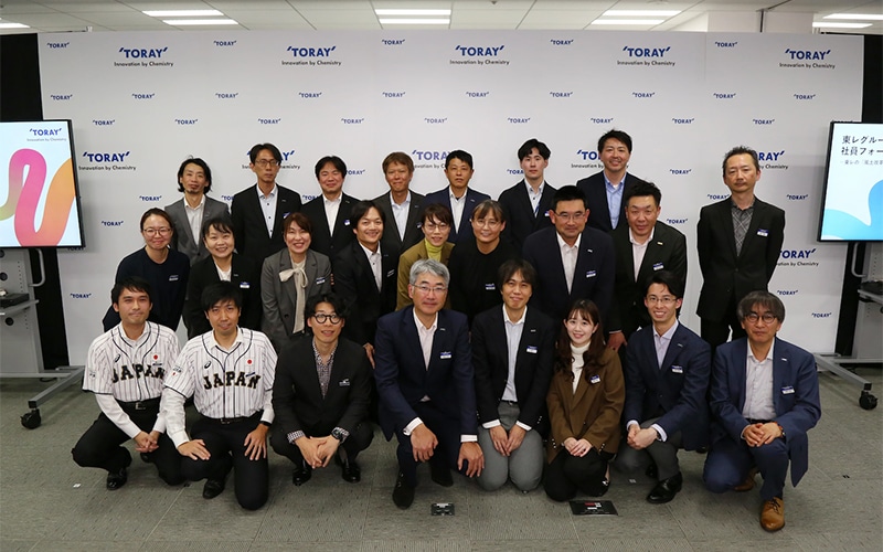 「はじめの一歩賞」最終審査に進んだメンバー（最前列は受賞者）