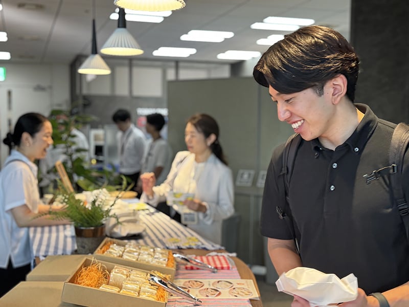 カフェスペース「En Lounge」で朝食イベントを実施しました。参加費は寄付に活用され、交流の広がりと社会貢献につながりました。（東レ（株）東京事業場）