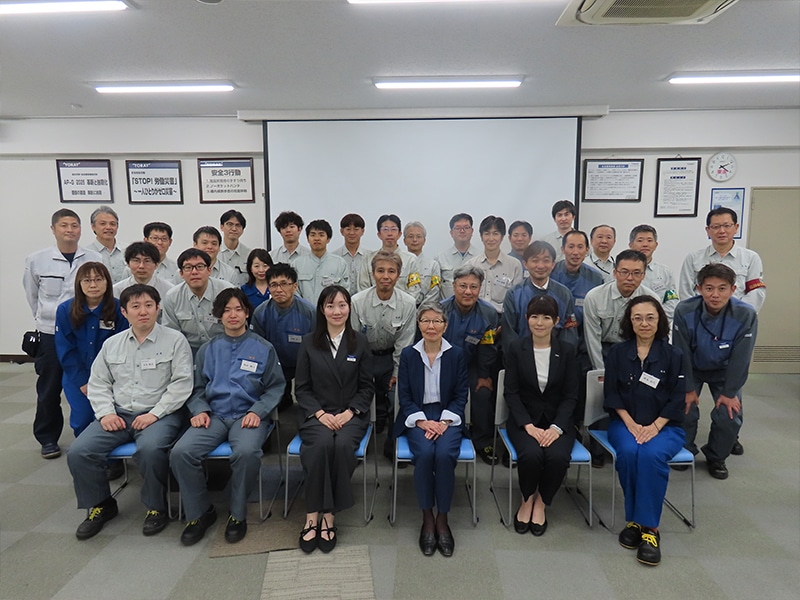 原山社外取締役を招いた交流会を開催し、対話を通じて社員同士の交流を深めました。（東レ（株）名古屋事業場）