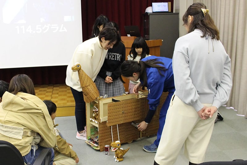 労使共催のファミリー職場見学会を実施し、「魔改造の夜」の展示見学などを通じて、参加者の交流の機会を提供しました。（東レ（株）滋賀事業場）