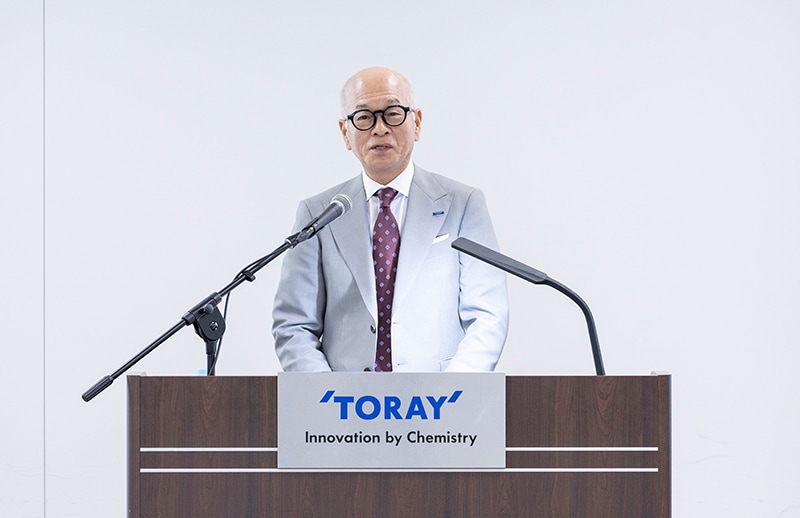 経営説明会で説明する東レ（株）大矢社長