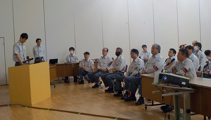 関係会社と構内協力会社も参加した安全大会。各部署からの報告の様子（東レ（株）岐阜工場）